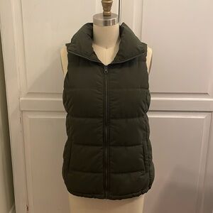 Women’s Old Navy Zip Hoodless Puffer Vest In Dark Olive Green In Size X-Small